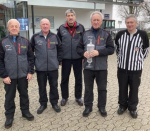 Herzlichen Glückwunsch an den Sieger des Kreispokal Sen Ü50 am 07.12.2025, den EC Preying!
v.l.: Josef Schneider, Erich Schraml, Walter Koch, Karl Messerklinger und Schiedsrichter Richard Küblbeck